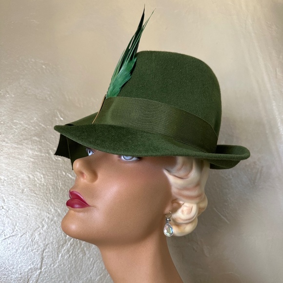 FUN-TASTIC VINTAGE OLIVE FUR FELT FEDORA WITH GROSGRAIN BAND + 2 FEATHER \